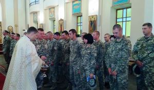 Молодих офіцерів ЗСУ благословили капелани