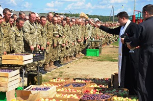 Капелани благословили плоди для військових на полігоні.(ФОТО)