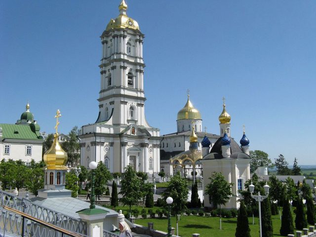 У Почаївській Лаврі закликають своїх прихожан молитись до російського царя за Росію 
