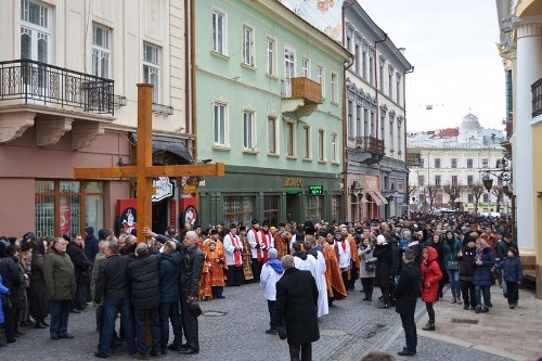 Вулицями м. Чернівці пройшла Хресна Дорога.(ФОТО)