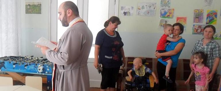 У Полтаві греко-католики до Дня Конституції відвідали хворих дітей