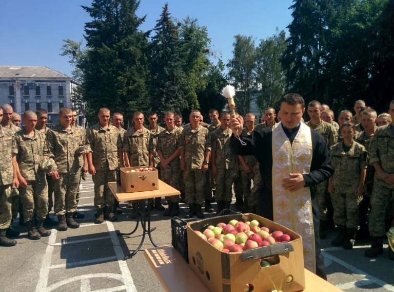 Понад 2 тонни фруктів освятили та передали військовим капелани УГКЦ