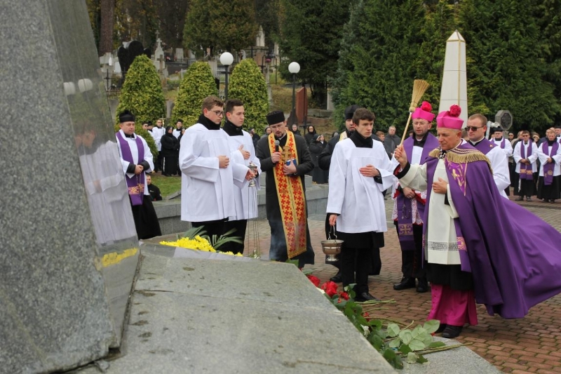 У Львові відбулася акція «Світло пам’яті для Личаківського цвинтаря»