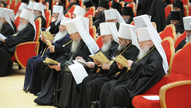 Журналіст розпитала архиєреїв УПЦ як їм сидітиметься на синоді з Путіним