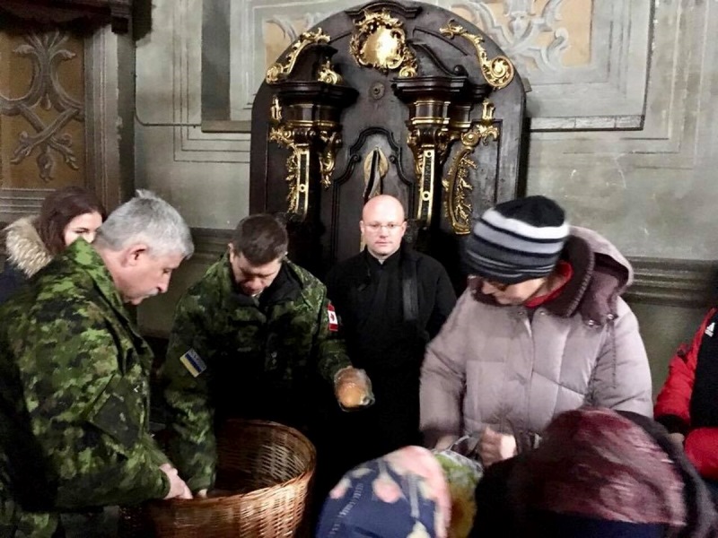 Канадські офіцери допомагали душпастирям храму свв. апп. Петра і Павла роздавати хліб 
