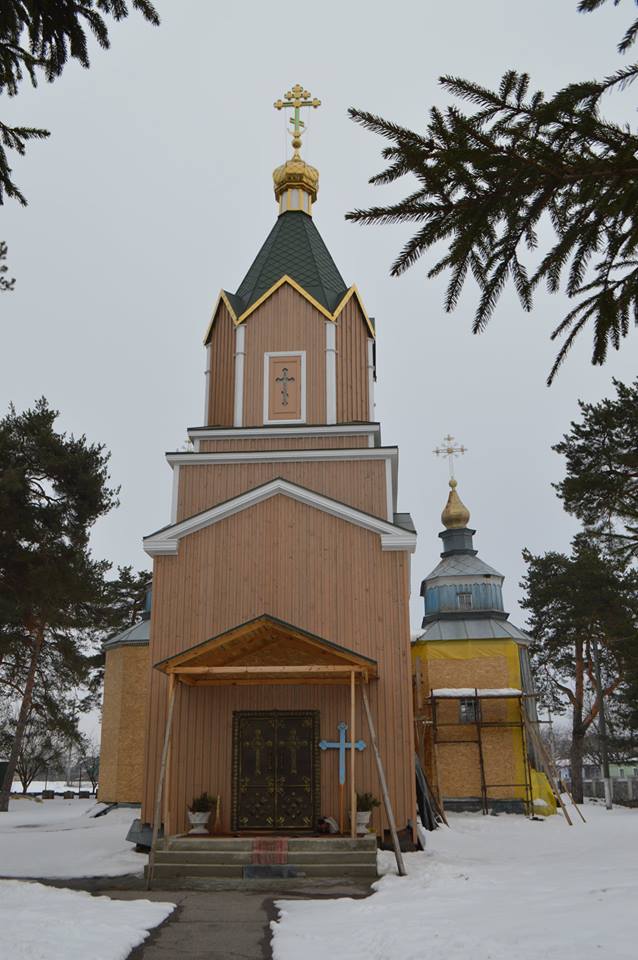 Вбивають архітектурну пам'ятку: Один з найстаріших дерев’яних храмів Київщини під час “реставрації” змінився до невпізнаваності