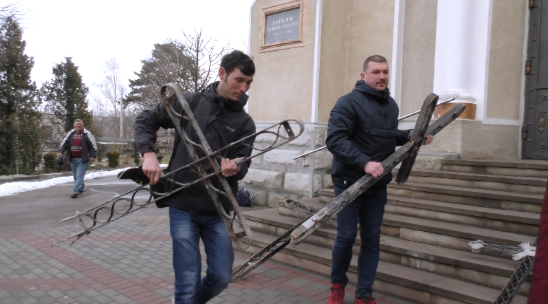 Хрести з історією: на Прикарпатті до музею передали частинку 100-літнього храму (ВІДЕО)