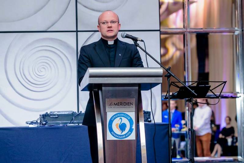 Львівські капелани завітали із благословенням для Українського клубу до ОАЕ