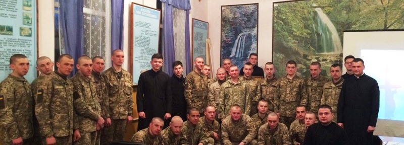 Семінаристи пройшли разом із військовослужбовцями м. Львова молитовну Хресну дорогу
