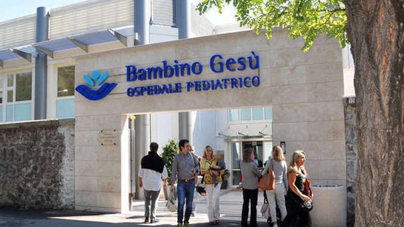 У ватиканській лікарні «Bambino Gesù» пересадили мініатюрне штучне серце дитині