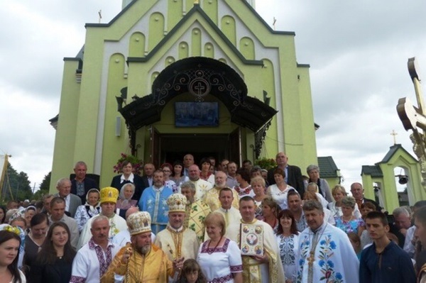 На Тернопіллі підприємець на місці де був склад отрутохімікатів побудував церкву
