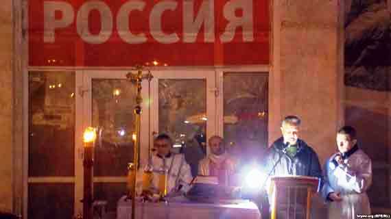 Великдень на вулиці: у Криму римо-католики молились Пасхальне богослужіння перед закритими дверима костелу