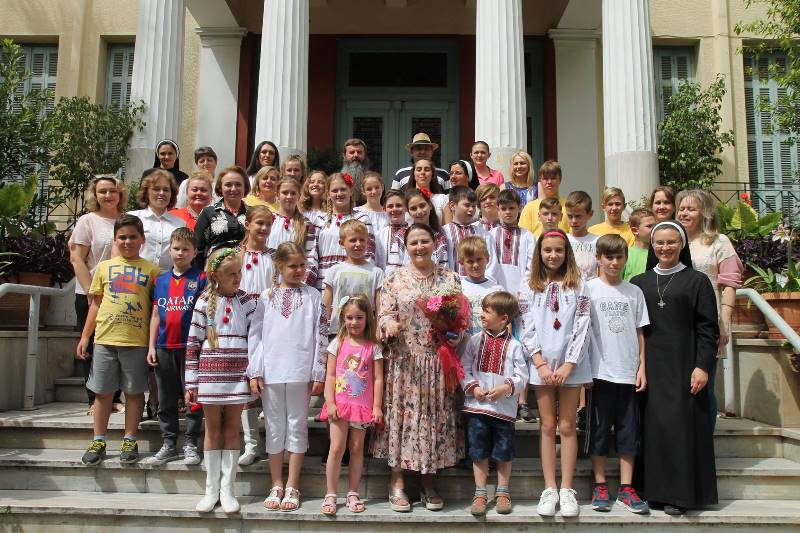 Українські школярі в Афінах передали в зону АТО пасхальні подарунки