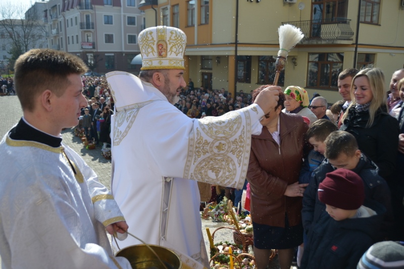 Коломияни раділи святу торжества життя над смертю, вірячи взаємно вітаючи одне одного словами “Христос Воскрес!”
