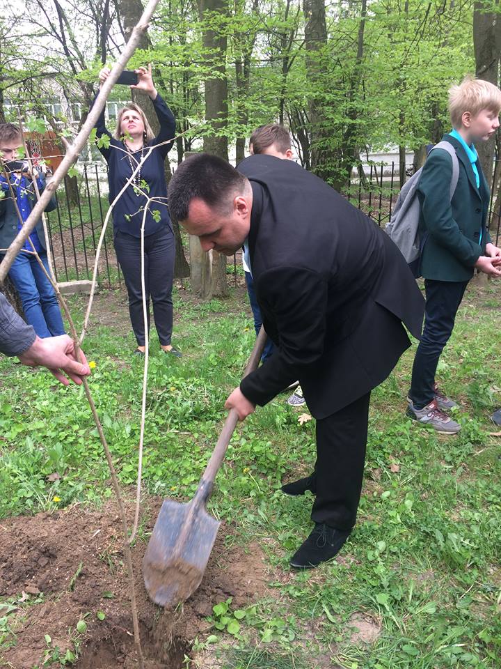 Висадження дерев – кульмінація акції «Здай макулатуру – збережи дерево»