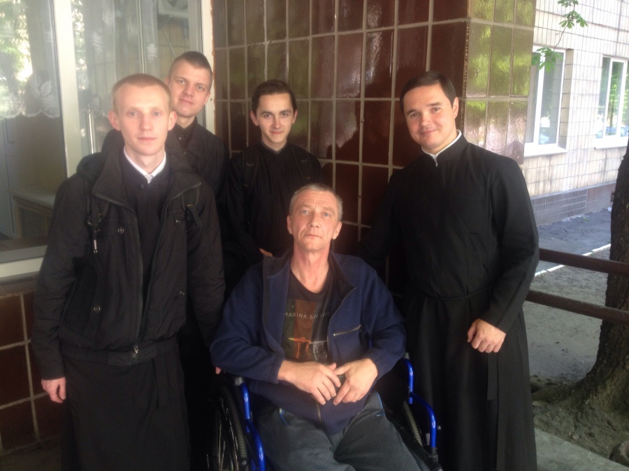 Семінаристи Київської семінарії відвідали Центральний госпіталь ЗСУ