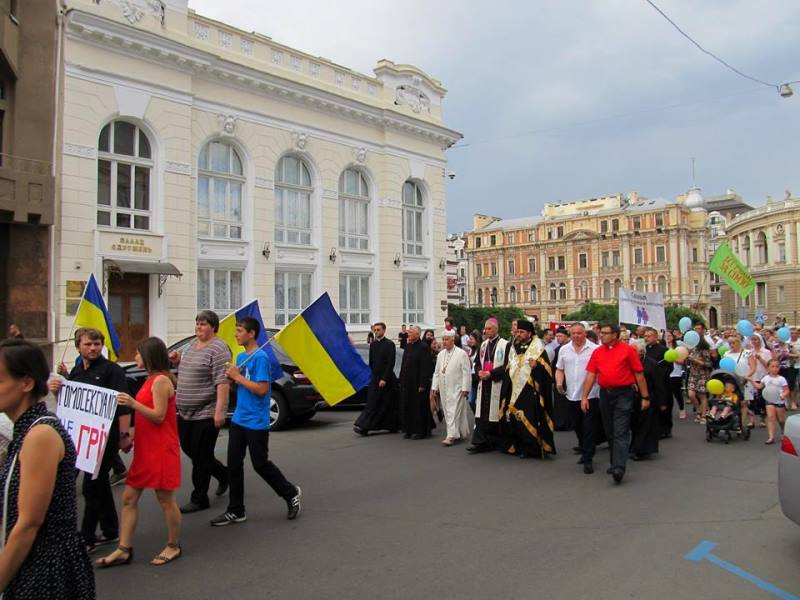 Більше тисячі осіб в Одесі заманіфестувати свій протест проти порушення Божого і природнього законів