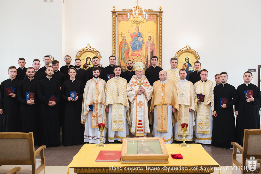 Митрополит Володимир вручив дипломи випускникам Івано-Франківської Духовної семінарії