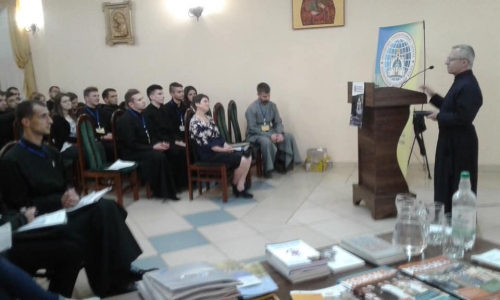 Церква є місійна за своєю суттю і немає кращого покликання, ніж бути місіонером. Про це заявив парох Храму Зарваницької ікони Божої Матері з села Голдашівка Вінницької області о. Михайло Будник під час VIII практичного спецкурсу ПМВ з місійного служіння для семінаристів, який триває у Зарваниці.  “Я родом з Тернопільщини але наступного року буде 25 років мого і священства та праці в Центральній Україні. І дякую Богу за цю можливість, - зазначив о. Михайло. - Немає кращого покликання, ніж бути місіонером!  Бог Отець був місіонером - Він захотів поділитися щастям з нами і створив світ і нас. Бог Син нас відкупив - він є місіонером. Дух Святий кличе кожного грішника до покаяння. Свята Трійця - це місія. Церква народжена від місії. Церква є місійна за своєю суттю, так само і кожна єпархія”.  Він відзначив, що сьогодні УГКЦ динамічно розвивається, зокрема і на теренах Центральної України. Водночас є і інша статистика - кількість розлучень, абортів. “І, дивлячись на цю негативну статистику, приходять на думку слова Євангелія: жнива великі - робітників мало”, - зауважив священик.  Парох Храму Зарваницької ікони Божої Матері закликав семінаристів у своєму майбутньому служінні навчитися виходити з зони комфорту і бути відважними.  “Я б ніколи не захотів служити в Галичині. Наш владика каже: будьте креативними. І ми на тих теренах можемо бути креативними - взяти іконки і піти в парку роздавати чи піти на базар проповідувати - і це завжди приносить плід! Або ми з дочкою пішли по кафе, де хлопці сидять п’ють пиво. Вони були здивовані, але подякували за книжечку, за іконку, за запрошення. Посіяне слово обов’язково принесе плід! – наголосив отець Михайло. - У церкві добре проповідувати - всі мене знають, всі сидять з добрими личками. Але коли проповідуєш там, де тебе ніхто не знає, - ти відчуваєш велику Божу присутність”.  Священик також порадив семінаристам старатися проповідувати цікаво, незалежно від місця і події, – чи це похорон, чи церква, чи базар. І як приклад досконалого проповідника він навів Ісуса Христа.  Отець Михайло відзначив, що йому у служінні допомагає вся родина. “Можливо, моє найбільше покликання - виховати дітей-місіонерів. Діти, відколи навчилися читати і співати, їздять зі мною. Дружина - це благодать: пече просфори, співає, читає, терпить мене. Дякую Богу за неї!” – зазначив священик.  Розповідаючи семінаристам, як він проповідував на базарі, отець Михайло відзначив, що спочатку довго збирався і відкладав. “Постановив: піду у вівторок на базар. А зранку встаю – за вікном дощ. Думаю: “о, добре, можна не йти”. Але пересилив себе. Взяв мікрофон і динамік, прийшов, став у людніше місто, кажу: “Слава Ісусу Христу!”. У відповідь - тиша. Говорив хвилин 5-7 - і люди слухали. Вимикаю і тут одна дівчинка підходить і каже: 