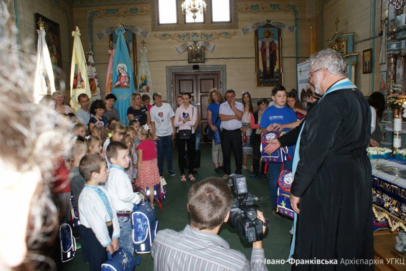  До школи готові: франківський Карітас обдарував понад 50 школярів