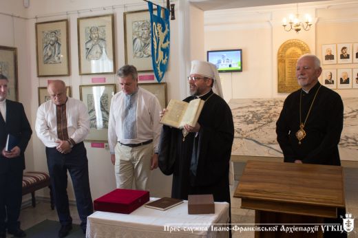  У Крилос повернули копію древнього Галицького Євангелія 1144 р.