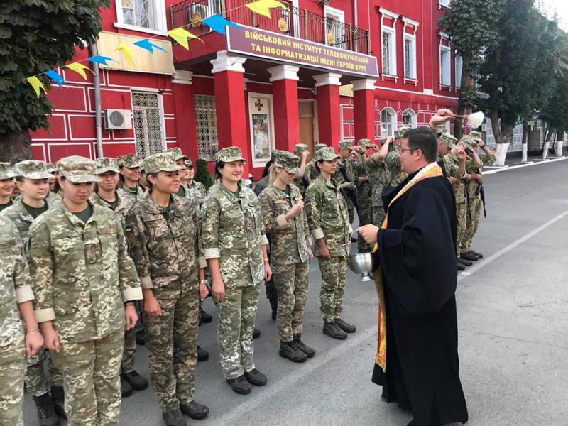 Капелан благословив молодих курсантів Української військово-медичної академії 