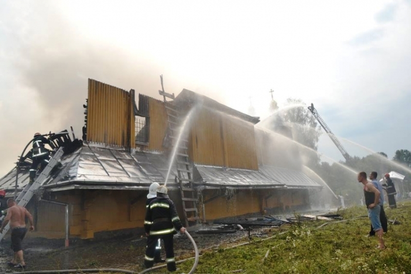 На Львівщині згорів дерев’яний храм (ВІДЕО)