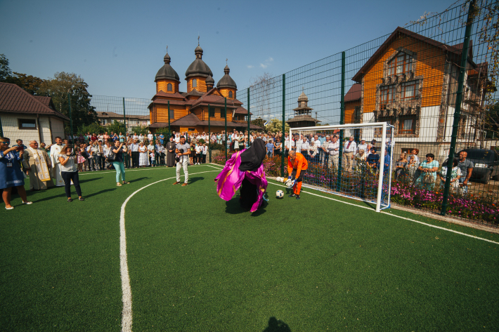 Червоноградські діти мають можливість займатися спортом у комфортних та сучасних умовах - при парафії відкрито футбольний та волейбольний майданчики