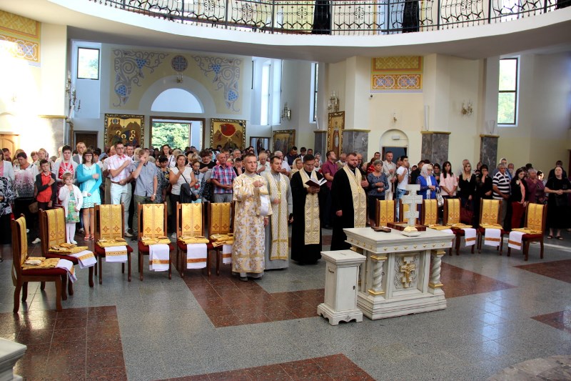 Дванадцять комплектів нових священичих риз освятили у Зарваниці