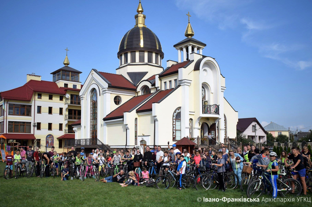 Учні та вчителі Католицької гімназії здійснили велопробіг