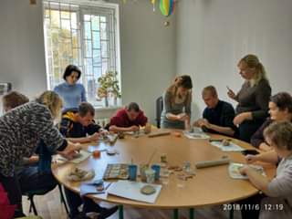 У Полтаві стартували заняття з гончарства для молоді з інвалідністю