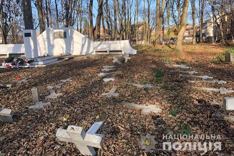 Невідомі повалили пам'ятні хрести в Коломиї