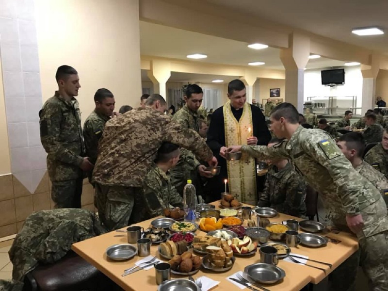 Капелани розділили Різдвяну просфору з курсантами та офіцерами 
