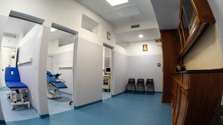 Папа Франциск подарував бездомним нову амбулаторію