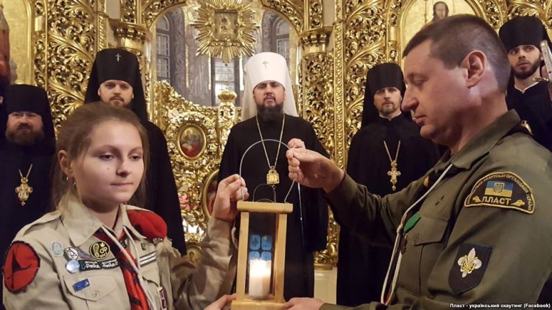 Пластуни передали Вифлиємський вогонь миру предстоятелю УПЦ митрополиту Епіфанію