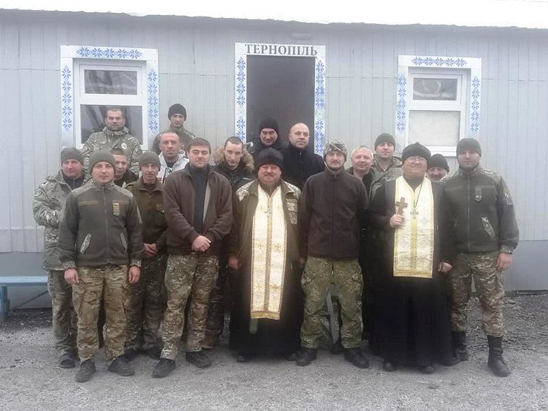 Допомога та подарунки від св. Миколая: священики здійснюють духовну місію у зоні бойових дій