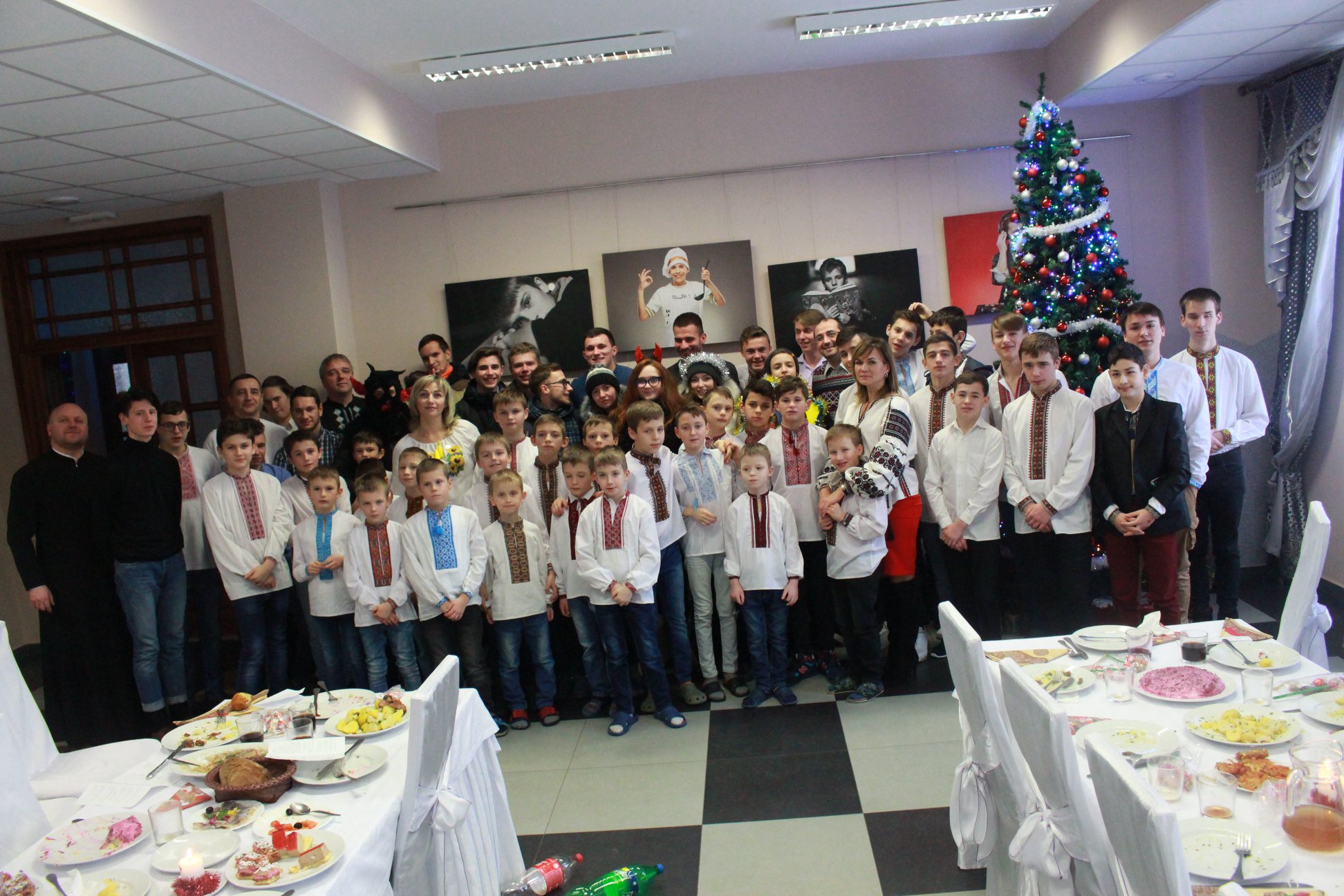 Цьогорічні Різдвяні свята для дітей Родинного дому «Покрова» були наповнені теплою дружньою атмосферою та гарним настроєм, адже до цих свят вони старанно готувалися: вчили колядки, ставили вертеп та придумували різні цікавинки, аби це Різдво закарбувалося у серці кожного, як справжнє родинне свято.  «Спершу, 6 січня була спільна Свята вечеря, а відтак в сам день Різдва Христового відбувся святковий різдвяний обід, в якому взяли участь діти Родинного дому “Покрова”, колишні вихованці, гості  та вся салезіянська спільнота (5 отців). Разом нас було 75 осіб, – розповідає о. Михайло Чабан. – Розпочали святкування з Великого Повечір’я у нашій монастирській  капличці, а після цього мали спільну Святу вечерю, яку розпочали з ділення просфори.               Дякуючи нашим добрим кухарям, діти мали змогу скуштувати 12 традиційних страв, а опісля було багато колядок. Для дітей це справді гарний момент, коли вони в такому великому колі святкують прихід Христа. Цю подію вони завжди чекають з нетерпінням. Також дуже приємно було бачити багатьох  наших колишніх вихованців, які з радістю повертаються у свій Родинний дім “Покрова”.    У неділю, 13 січня, опісля обідньої Божественної Літургії,  вихованці Родинного дому звеселяли своєю колядою та вертепом парохіян храму Покрови Пресвятої Богородиці. Тож святкування Різдвяних свят продовжується, наповнюючи серця радісною звісткою про народження Христа.