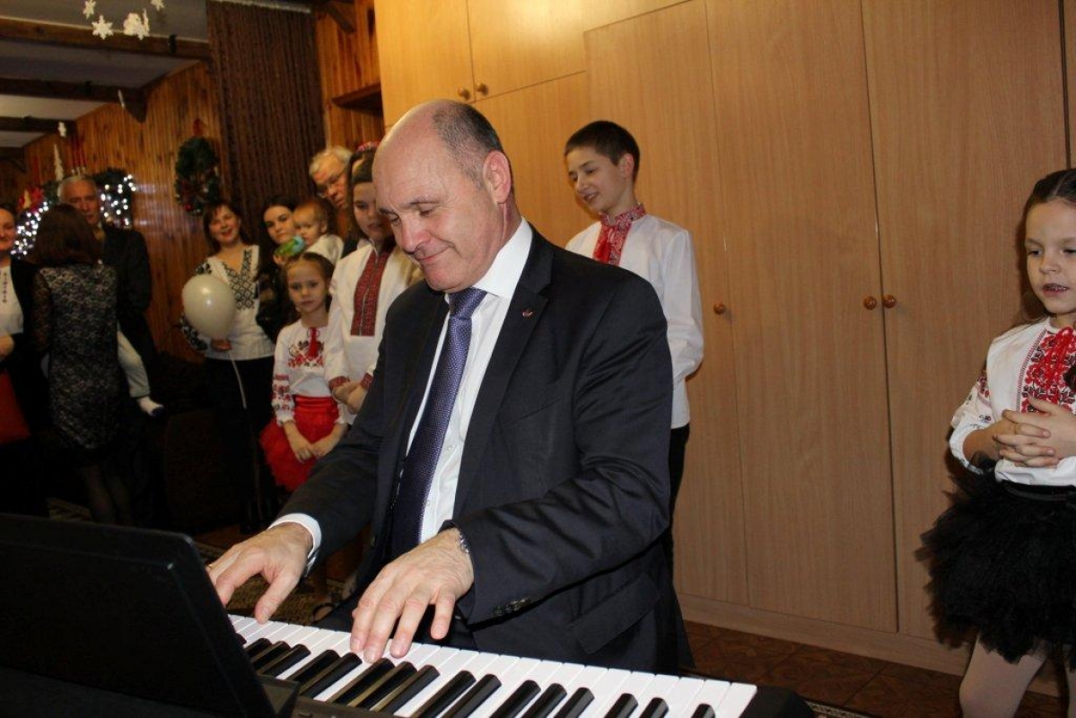 Президент Парламенту Австрії зіграв «Тиху ніч» для дітей в Карітас-Спес
