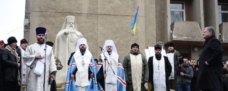 У Черкаcах Митрополит Епіфаній освятив воду і окропив нею новий пам’ятник митрополиту Василю Липківському