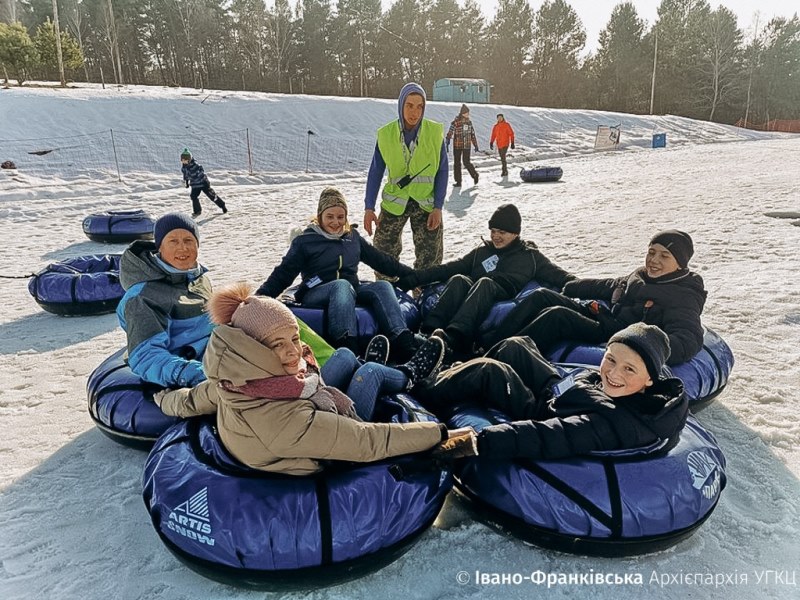 Відпочинок з Богом: як католицькі школярі з батьками на сноутюбах каталися