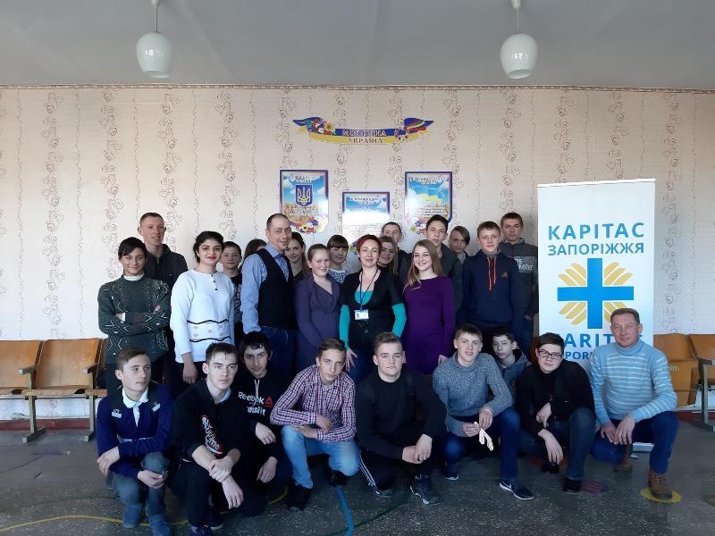 Команда Карітасу Запоріжжя розповіла учням Августинівської ЗОШ про волонтерство