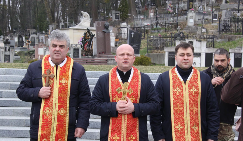 Капелани молились панахиду на Личаківському кладовищі