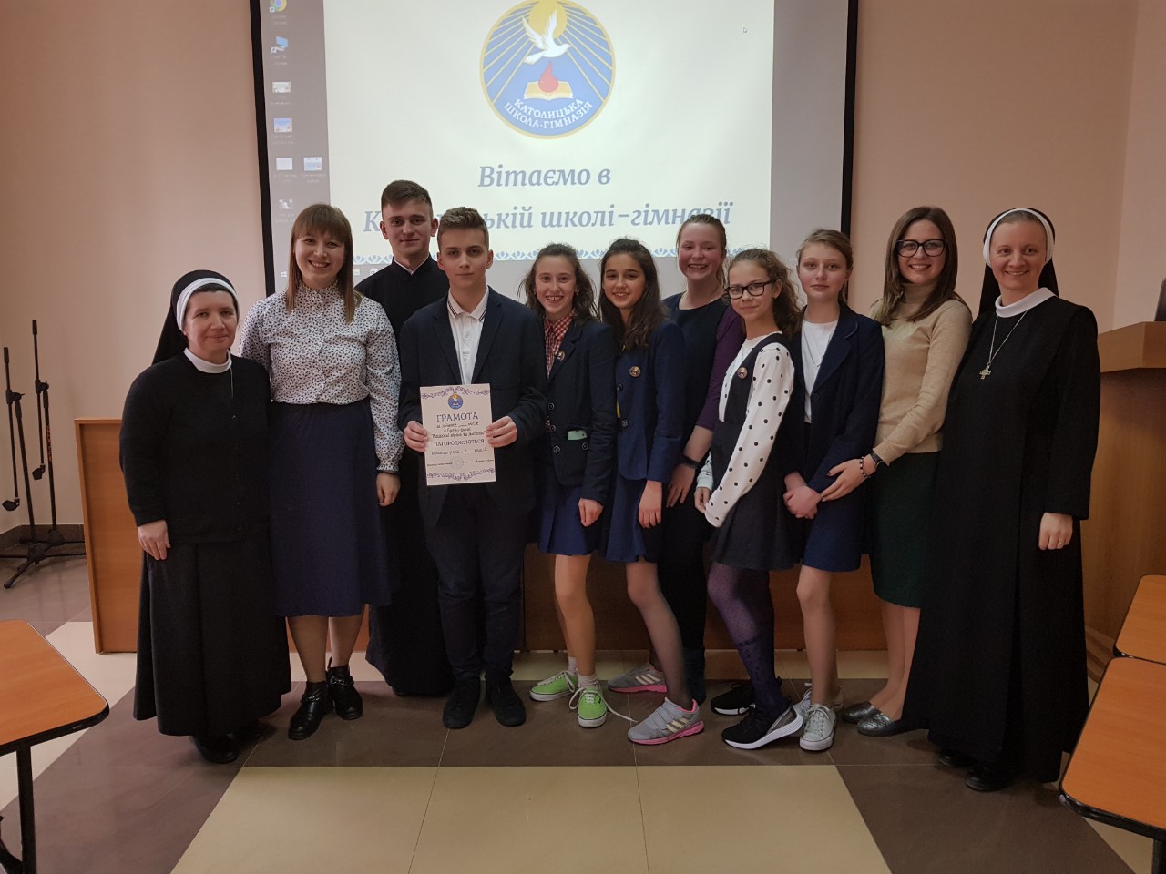 Як у Католицькій школі навчали дітей відваги та любові