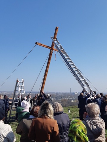 У Львові встановили хрест, який кілька місяців тому зруйнували вандали