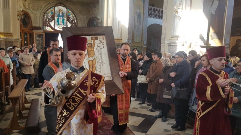 Ікона Христа Розп’ятого прибула до Архикатедри Тернополя (ВІДЕО)