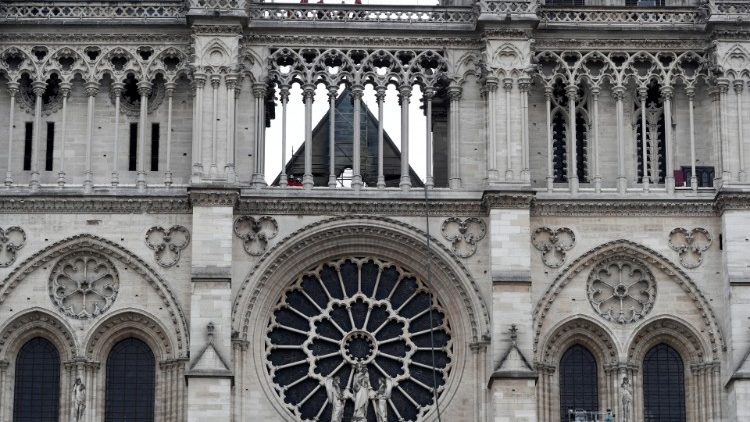 Президент США склав співчуття Папі з огляду на пожежу в паризькій катедрі