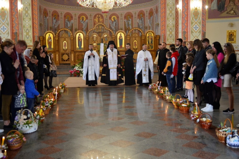 Владика Василій звершив богослужіння Великої Суботи та освятив паску