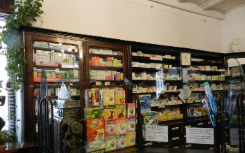 Бабуся в аптеці