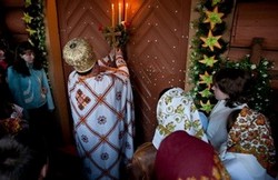 Священик стукає у двері Священик стукає у двері