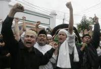 В Индонезии толпа мусульман закидала христиан тухлыми яйцами